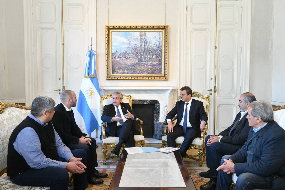 El presidente Alberto Fernández, con Pablo Moyano, Martín Guzmán, Sergio Massa, Héctor Daer y Carlos Acuña, antes del anuncio de la suba del piso de Ganancias
