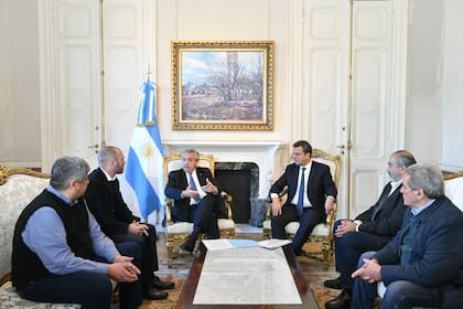 El presidente Alberto Fernández, con Pablo Moyano, Sergio Massa, Héctor Daer y Carlos Acuña, antes del anuncio de la suba del piso de Ganancias en mayo pasado.
