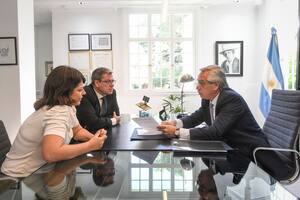 El presidente Alberto Fernández convocó a Germán Martínez y Carolina Gaillard, presidentes del Bloque de Frente de Todos y de la Comisión de Juicio Político, para entregarles el pedido de Juicio Político a miembros de la Corte