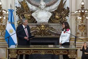 El presidente Alberto Fernández cuando le tomó juramento como ministra de Economía a Silvina Batakis, el lunes 4 de julio