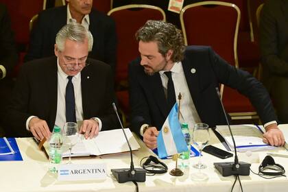 El presidente Alberto Fernández dijo hoy que "la solución no es que cada uno haga la propia" dentro del Mercosur y expresó su preocupación sobre las "acciones unilaterales" dentro del bloque regional, en referencia a la decisión del Gobierno de Uruguay de solicitar la incorporación de su país al Acuerdo Transpacífico.