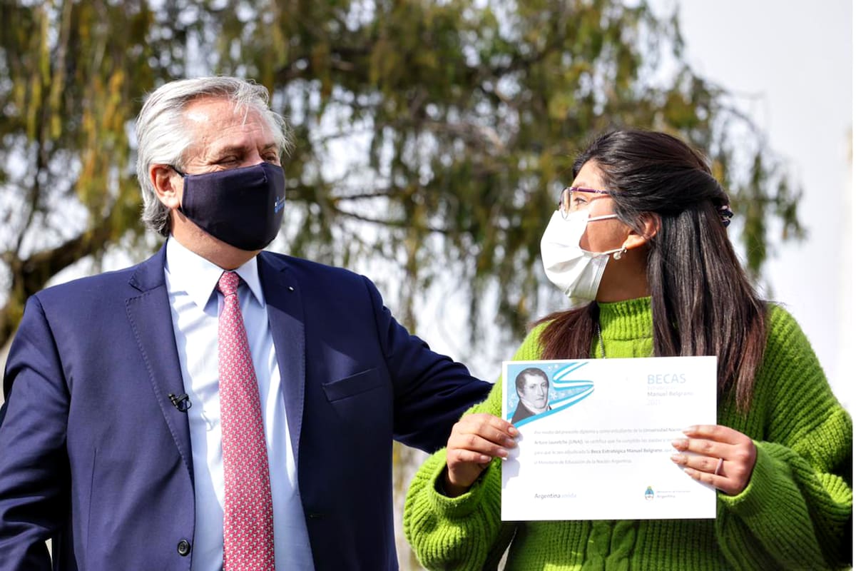 El presidente Alberto Fernández durante la entrega de becas en Florencio Varela
