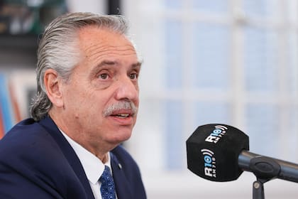 El presidente Alberto Fernández durante la entrevista radial que concedió esta mañana