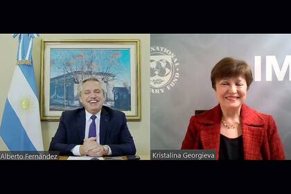 El presidente Alberto Fernández durante un encuentro virtual con Kristalina Georgieva, directora del FMI