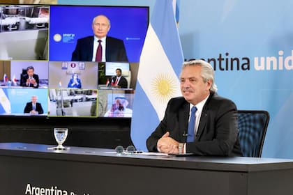 El presidente Alberto Fernández en videoconferencia con Vladimir Putin