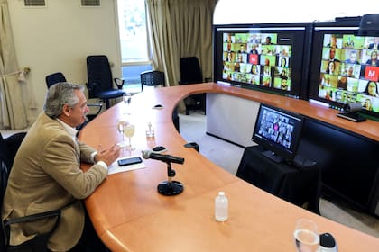 El presidente Alberto Fernández, en videoconferencia con los gobernadores en Olivos
