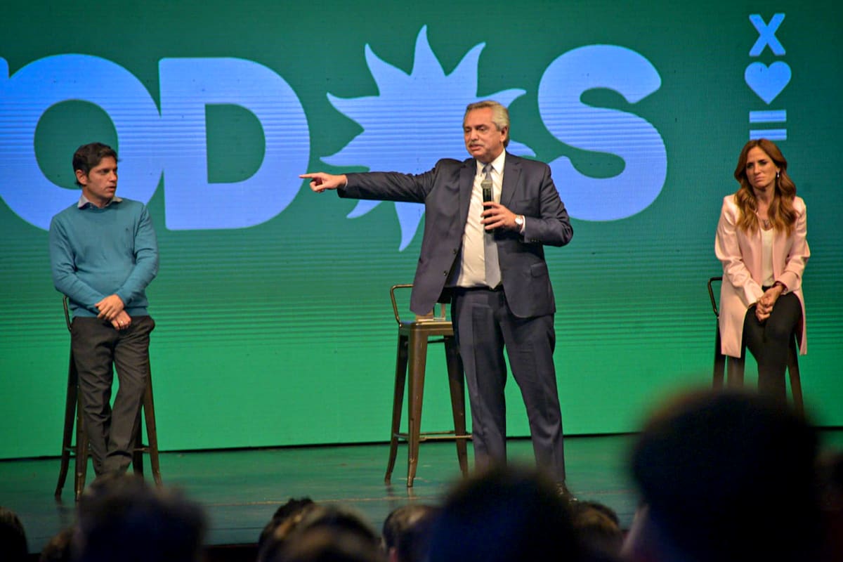 El presidente Alberto Fernández en el acto de cierre de campaña del Frente de Todos en Mar del Plata, junto a Kicillof y Tolosa Paz