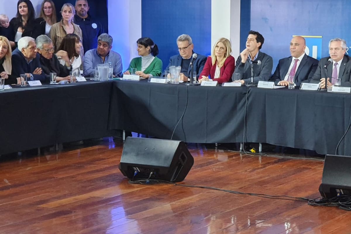 El presidente Alberto Fernández, en el centro de la mesa que conduce la reunión del PJ