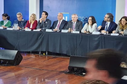 El presidente Alberto Fernández, en el centro de la mesa que conduce la reunión del PJ; fue hace dos meses