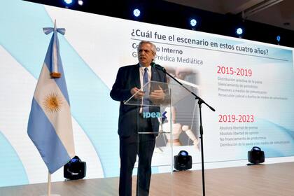 El presidente Alberto Fernández en el Coloquio de IDEA; detrás, una ilustración de una marioneta con la que empezó su discurso