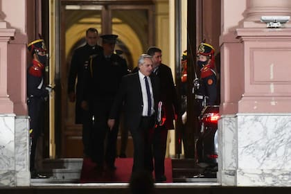 El presidente Alberto Fernández, en la puerta de la Casa Rosada