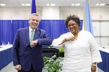 El presidente Alberto Fernández en la última escala de la gira, junto a la primera ministra de Barbados, Mia Mottley.