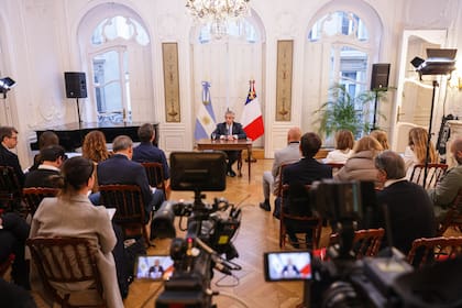 El presidente Alberto Fernández en su reciente visita a Francia, donde participó del Foro de la Paz