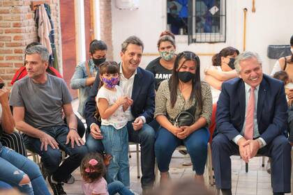 El presidente Alberto Fernández; en una actividad de campaña con el titular de la Cámara de Diputados, Sergio Massa; y el ministro de Desarrollo Social, Juan Zabaleta