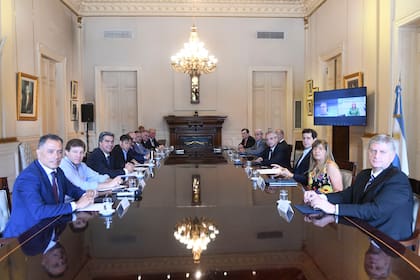 El presidente Alberto Fernández, en una reunión con los gobernadores oficialistas