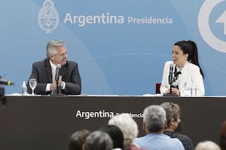 En un gesto de distensión tras el viaje al Caribe, Fernández se mostró con Luana Volnovich