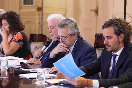 El presidente Alberto Fernández encabeza una reunión para el seguimiento del coronavirus