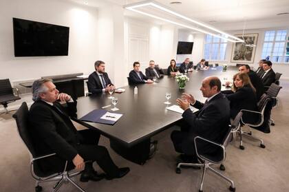 El presidente Alberto Fernández encabeza una reunión con miembros del gabinete y representantes de las cámaras del sector del turismo y la gastronomía