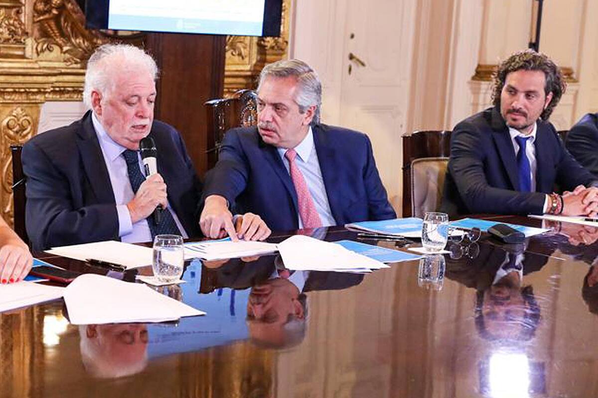 El presidente Alberto Fernández encabeza una reunión para el seguimiento del coronavirus
