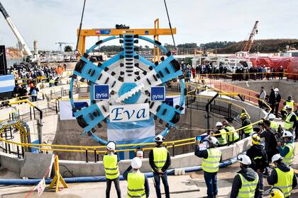 El presidente Alberto Fernández encabezó el acto de bajada de una tunelera de AySA, bautizada como "Eva", en el Sistema Agua Sur en la localidad de Bernal