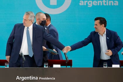 Alberto Fernández, Martín Guzmán,  y Dario Martínez, secretario de Energía