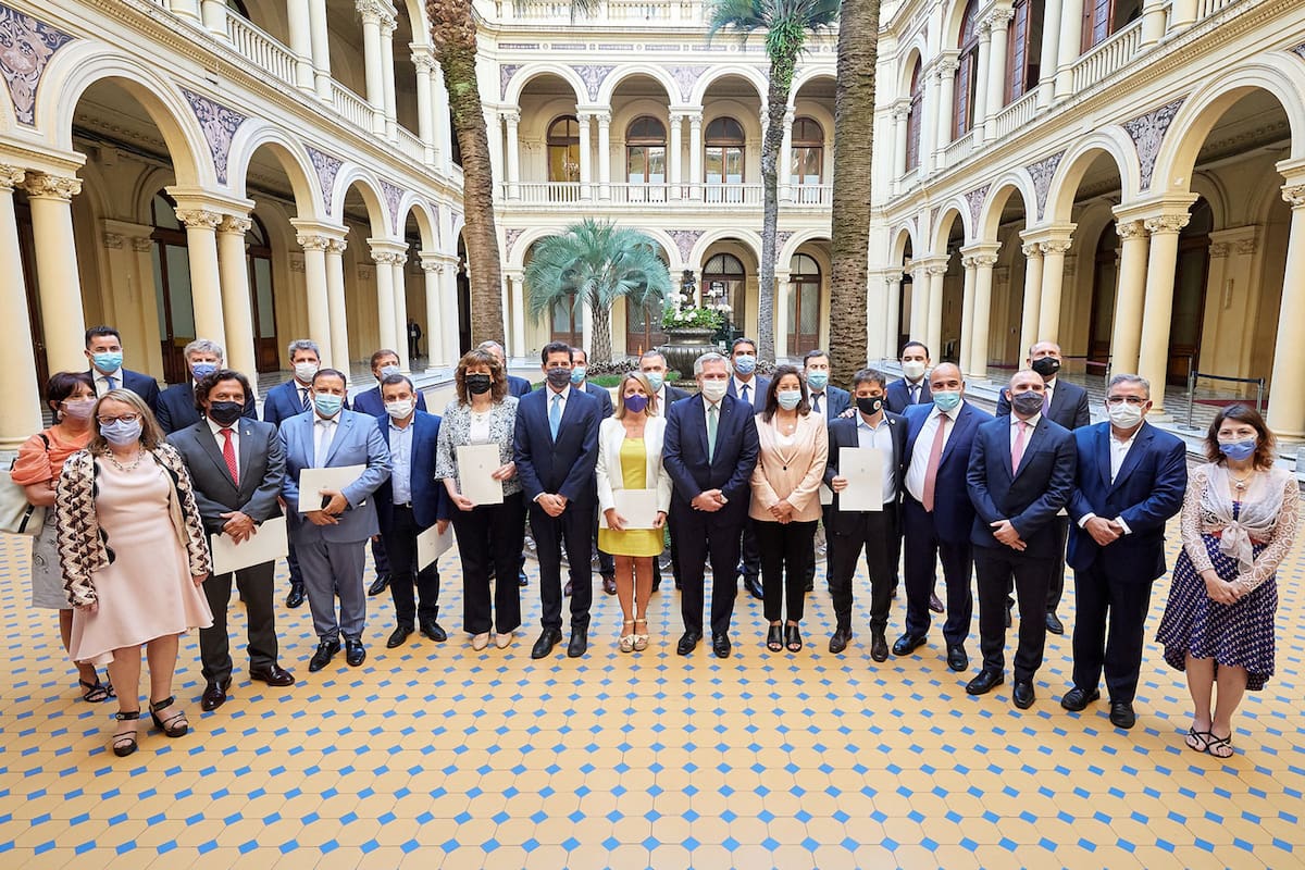 El presidente Alberto Fernández encabezó esta tarde la firma de un nuevo Consenso Fiscal para 2022 con gobernadores de todo el país