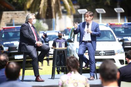 Alberto Fernández y Axel Kicillof, durante la presentación de nuevos móviles