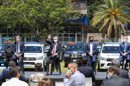 El presidente Alberto Fernández encabezó este mediodía, en el municipio bonaerense de Lomas de Zamora, la entrega de móviles policiales