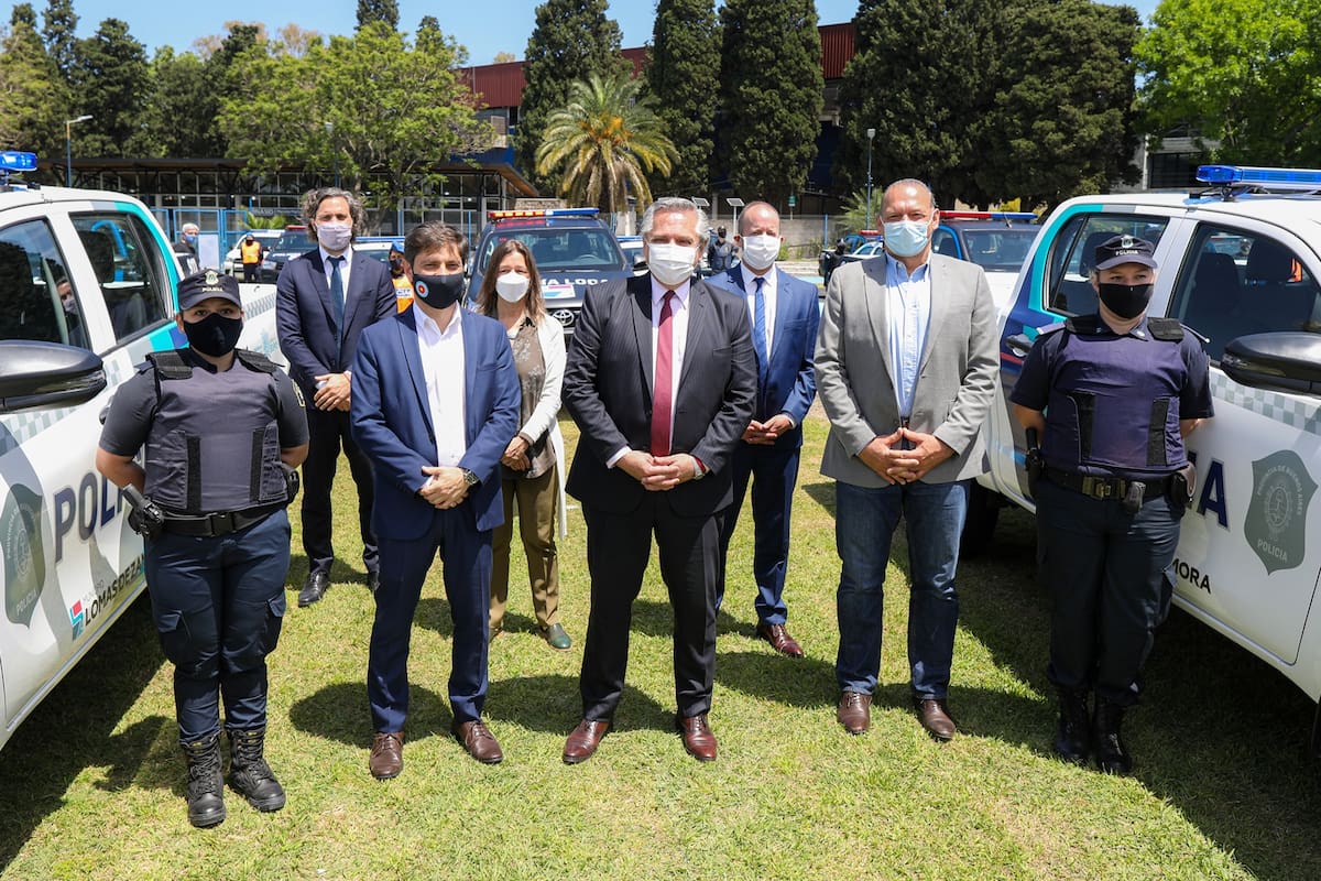 El presidente Alberto Fernández encabezó este mediodía, en el municipio bonaerense de Lomas de Zamora, la entrega de móviles policiales