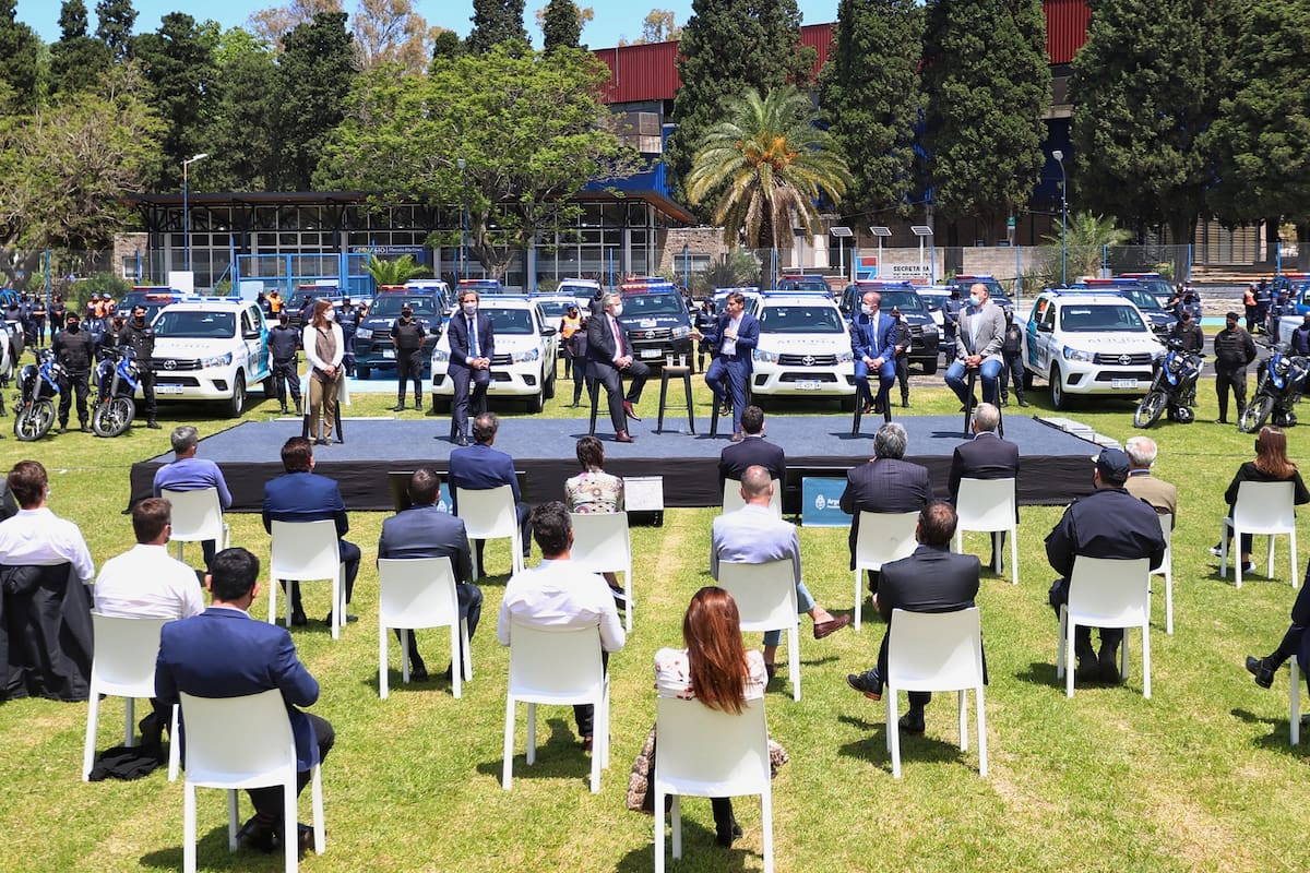 El presidente Alberto Fernández encabezó este mediodía, en el municipio bonaerense de Lomas de Zamora, la entrega de móviles policiales