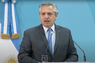 Alberto Fernández evitó hablar del avión varado, pero un ministro afirma que "está preocupado"