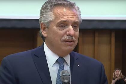 El presidente Alberto Fernández entrega reconocimientos a mujeres por su labor científica sobre COVID-19