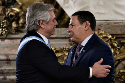 El presidente Alberto Fernández es saludado por el vicepresidente de Brasil, Hamilton Mourao