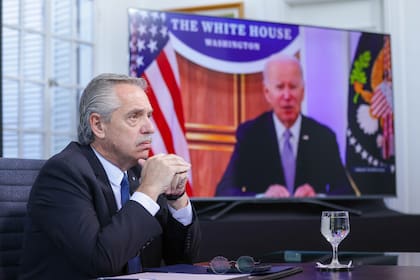 El presidente Alberto Fernández escucha a su par de Estados Unidos, Joe Biden, durante la cumbre contra el cambio climático.