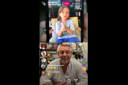 El presidente Alberto Fernandez escuchando una pregunta de Milo hijo de Residente