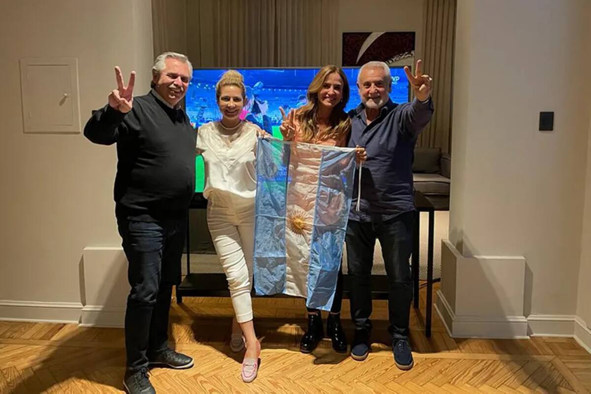 El presidente Alberto Fernández, Fabiola Yáñez, Victoria Tolosa Paz, Enrique "Pepe" Albistur, tras el triunfo en la Copa América