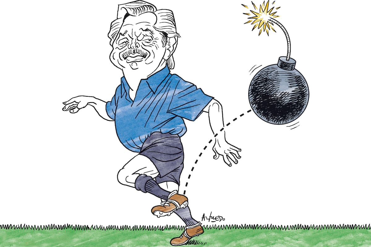 El presidente Alberto Fernández hace un taquito con una "pelota bomba". Ilustración de Alfredo Sabat.