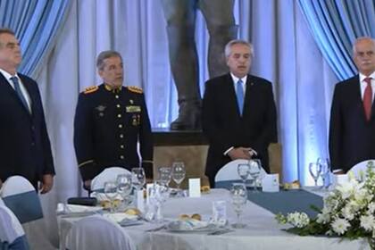 El presidente Alberto Fernández, junto a Agustín Rossi, el teniente general Juan Martín Paleo y Jorge Taiana, en la cena de camaradería con las Fuerzas Armadas