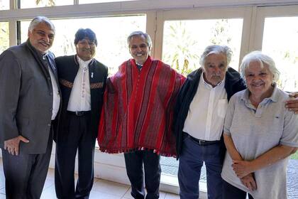 El presidente Alberto Fernández junto a Fernando Lugo, Evo Morales, José Mujica y Lucía Topolansky