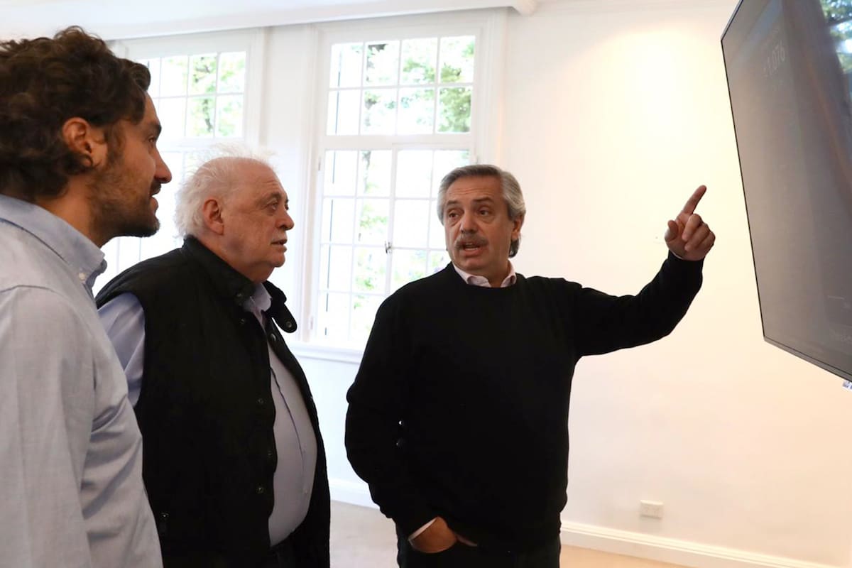 El presidente Alberto Fernández, junto a Ginés González García y Santiago Cafiero