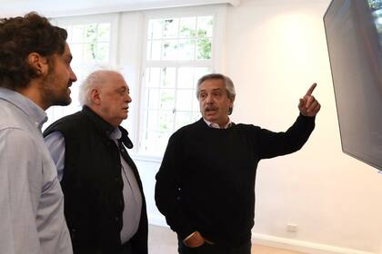 El presidente Alberto Fernández, junto a Ginés González García y Santiago Cafiero