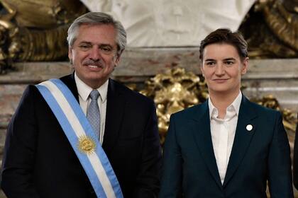 El presidente Alberto Fernández junto a la primera ministra de Serbia, Ana Brnabic