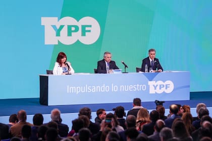 El presidente Alberto Fernández junto a la vicepresidenta Cristina Fernández de Kirchner en el festejo por los 100 años de YPF