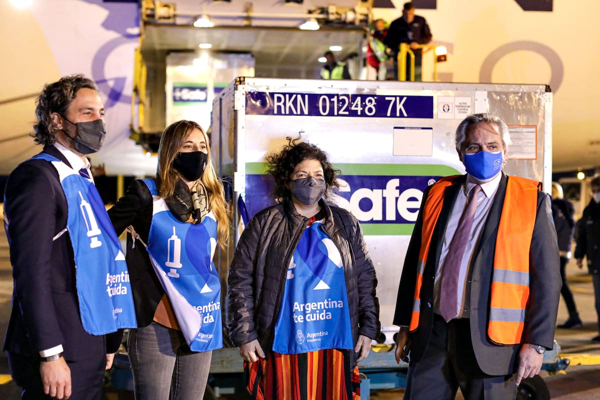 El presidente Alberto Fernández, junto a la ministra Vizzotti, la asesora Nicolini y el jefe de Gabinete, Cafiero