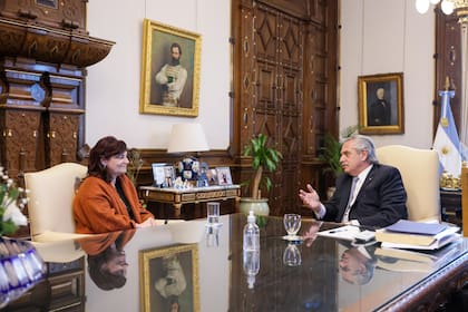 El presidente Alberto Fernández junto a la ministra Raquel "Kelly" Olmos, esta tarde en su despacho en Casa Rosada.