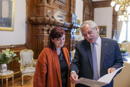 El presidente Alberto Fernández junto a la ministra de Trabajo, Raquel "Kelly" Olmos