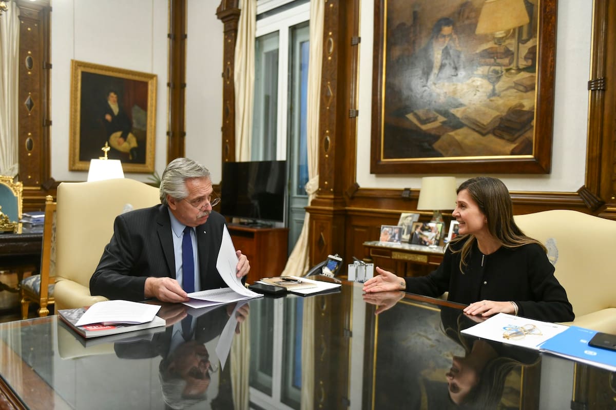 El presidente Alberto Fernández junto a la titular de la Anses, Fernanda Raverta