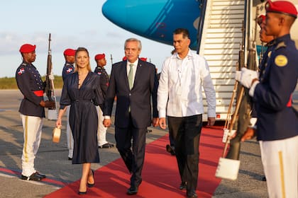 El presidente Alberto Fernández, junto a la primera dama Fabiola Yañez y el canciller de República Dominicana, Roberto Alvarez