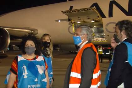 El presidente Alberto Fernández, junto a la ministra Vizzotti, la asesora Nicolini y el jefe de Gabinete, Cafiero