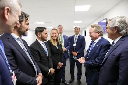 El presidente Alberto Fernández junto a los inversores australianos que producirán hidrógeno verde en Río Negro, con sus representantes argentinos, durante la COP26 celebrada en Glasgow, Escocia